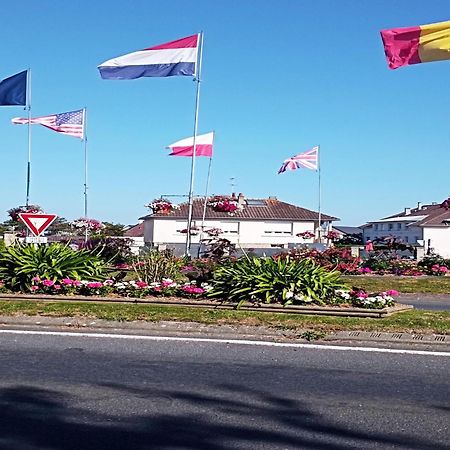 Simplistic Holiday Home In Grandcamp With Garden エクステリア 写真