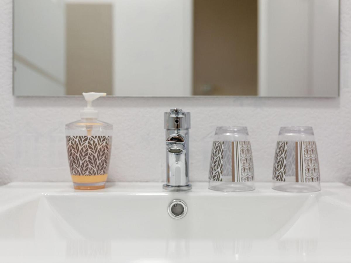 Simplistic Holiday Home In Grandcamp With Garden エクステリア 写真