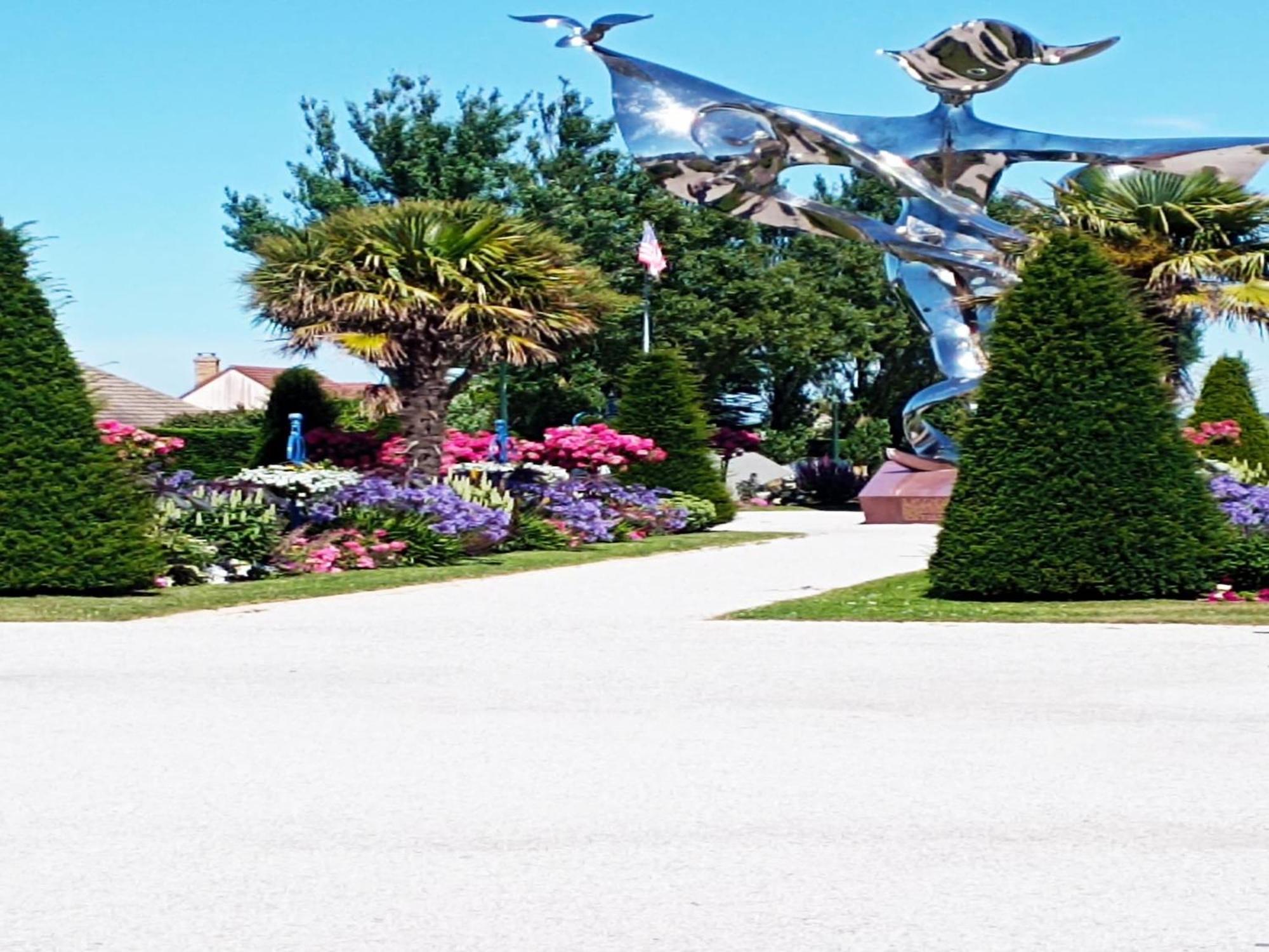 Simplistic Holiday Home In Grandcamp With Garden エクステリア 写真